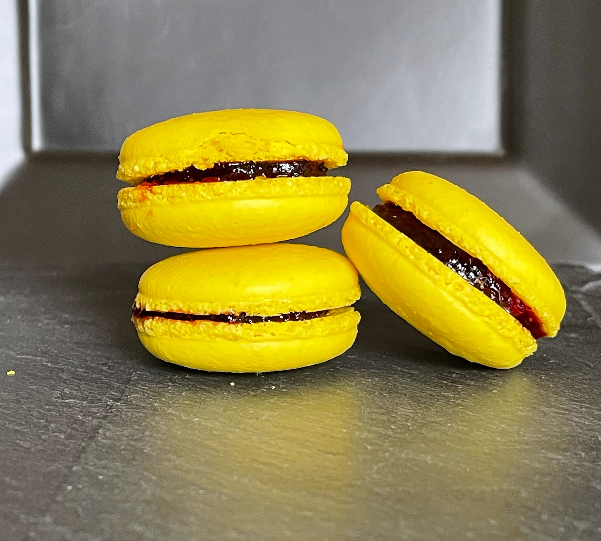 Fruit-flavored macarons with natural colors