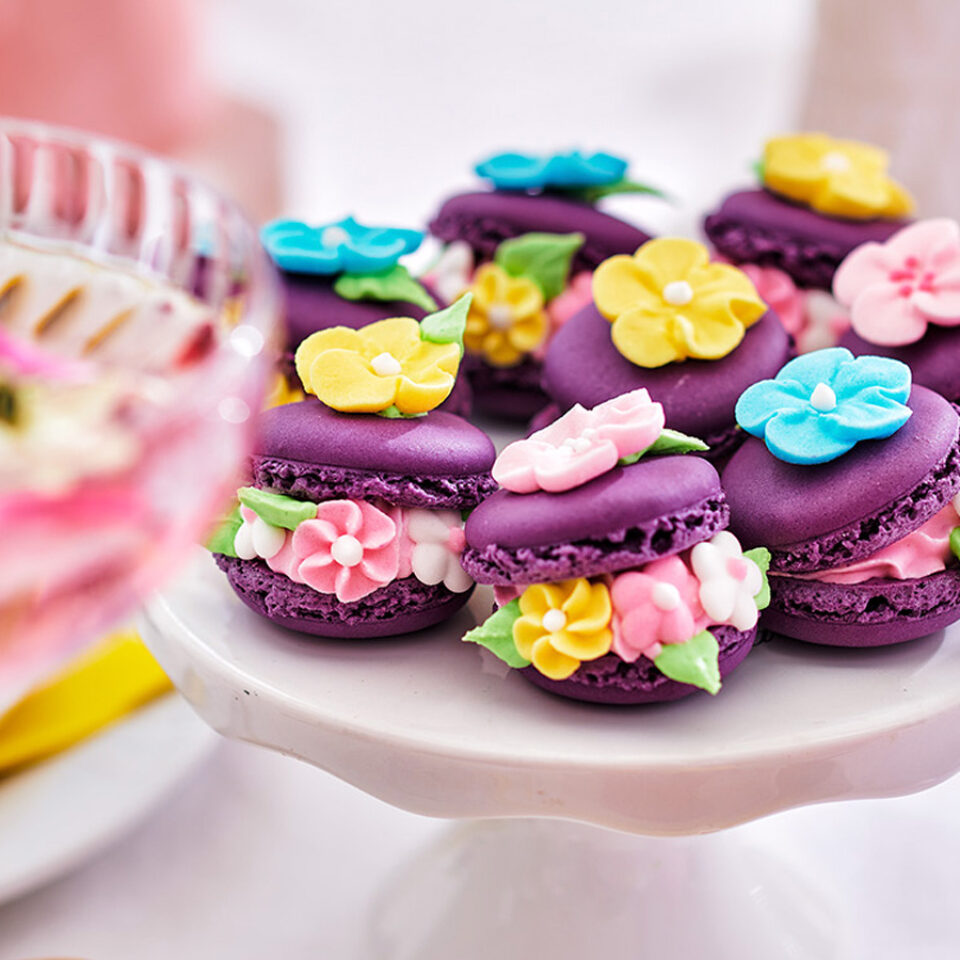 Wedding macarons in white and gold